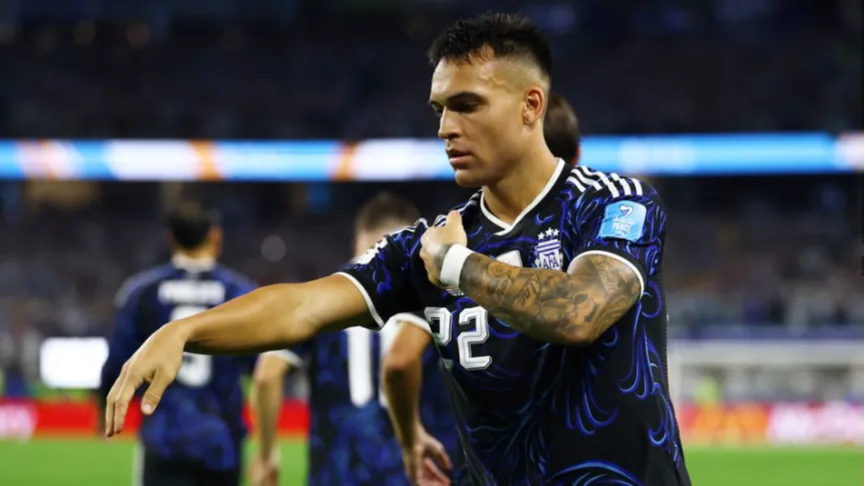 Lautaro Martínez en el podio de los goleadores históricos de la Selección Argentina