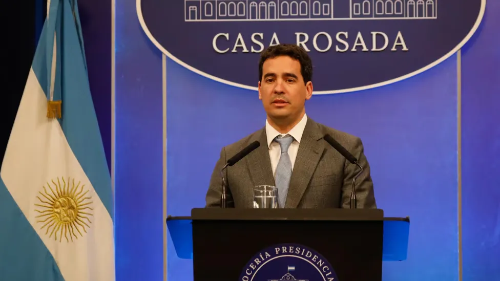 El Gobierno reconoció que la economía crece menos de lo esperado, pero ratificó el rumbo