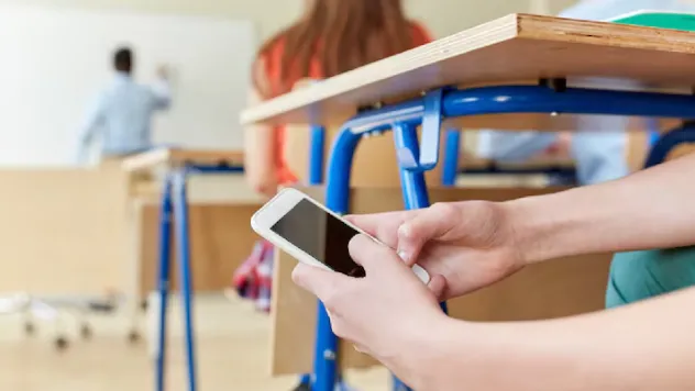La Provincia prohíbe usar el celular en secundarias públicas y privadas