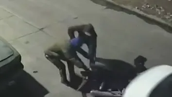 Balearon a un remisero para robarle, se defendió y destruyó la moto de los asaltantes