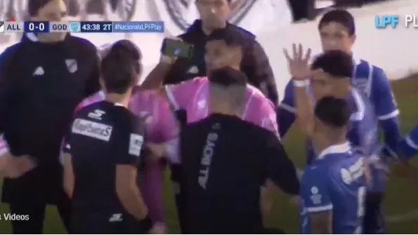 El "celuVAR" en el fútbol argentino: cobró un penal, lo vio en el celular y se rectificó