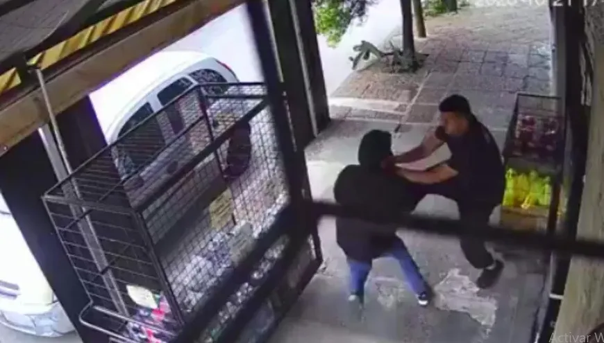 Un vecino freno con una patada voladora a un ladrón 