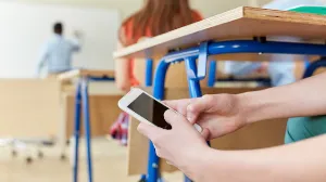 La Provincia prohíbe usar el celular en secundarias públicas y privadas