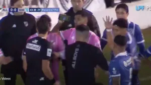 El "celuVAR" en el fútbol argentino: cobró un penal, lo vio en el celular y se rectificó
