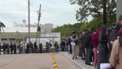 Efectos de la crisis: Diez cuadras de fila por solo 5 puestos de trabajo