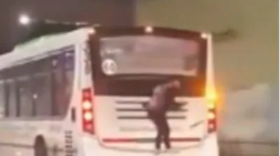 Riesgo extremo: un hombre se trasladó colgado del colectivo